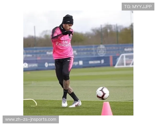 高性能足球训练服设计对运动员表现提升的影响与平衡分析